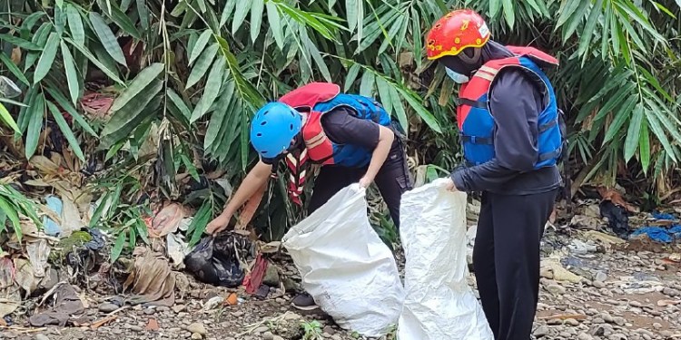 Aksi Bersih-bersih Sungai Ciliwung Pramuka SPN Kota Depok