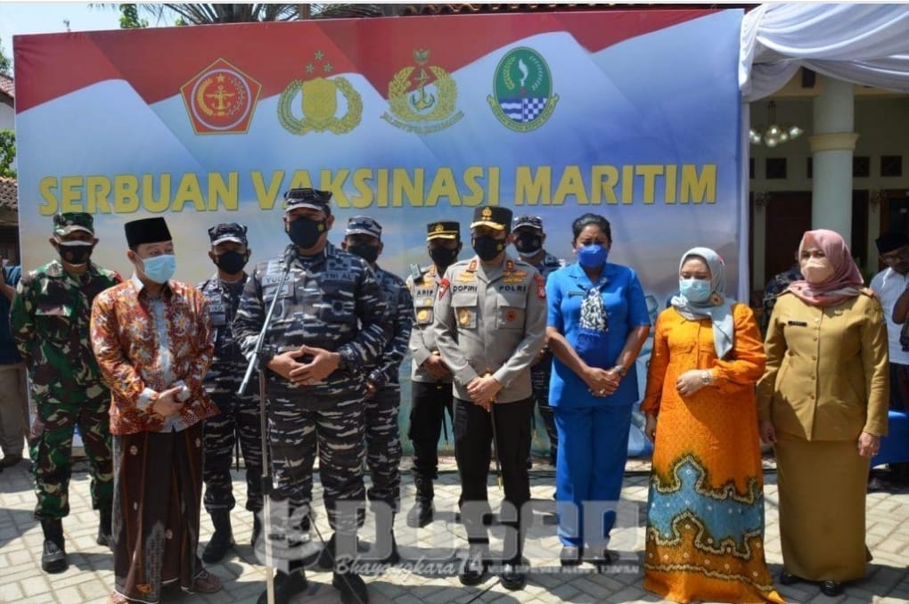 Kebut Vaksinasi, kapolda Jabar kunjungi vaksinasi 4500 santri di Cirebon