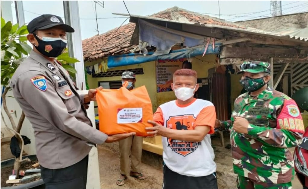 Polres Subang bagikan 600 paket sembako