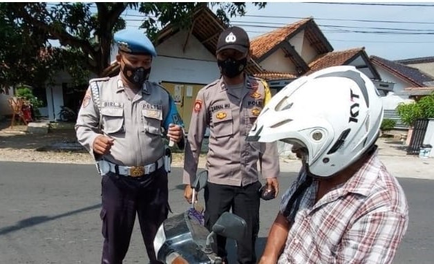 Cegah Penyebaran Covid-19, Polisi Bagi – Bagi Masker Sasar Pengguna Jalan dimasa PPKM Mikro