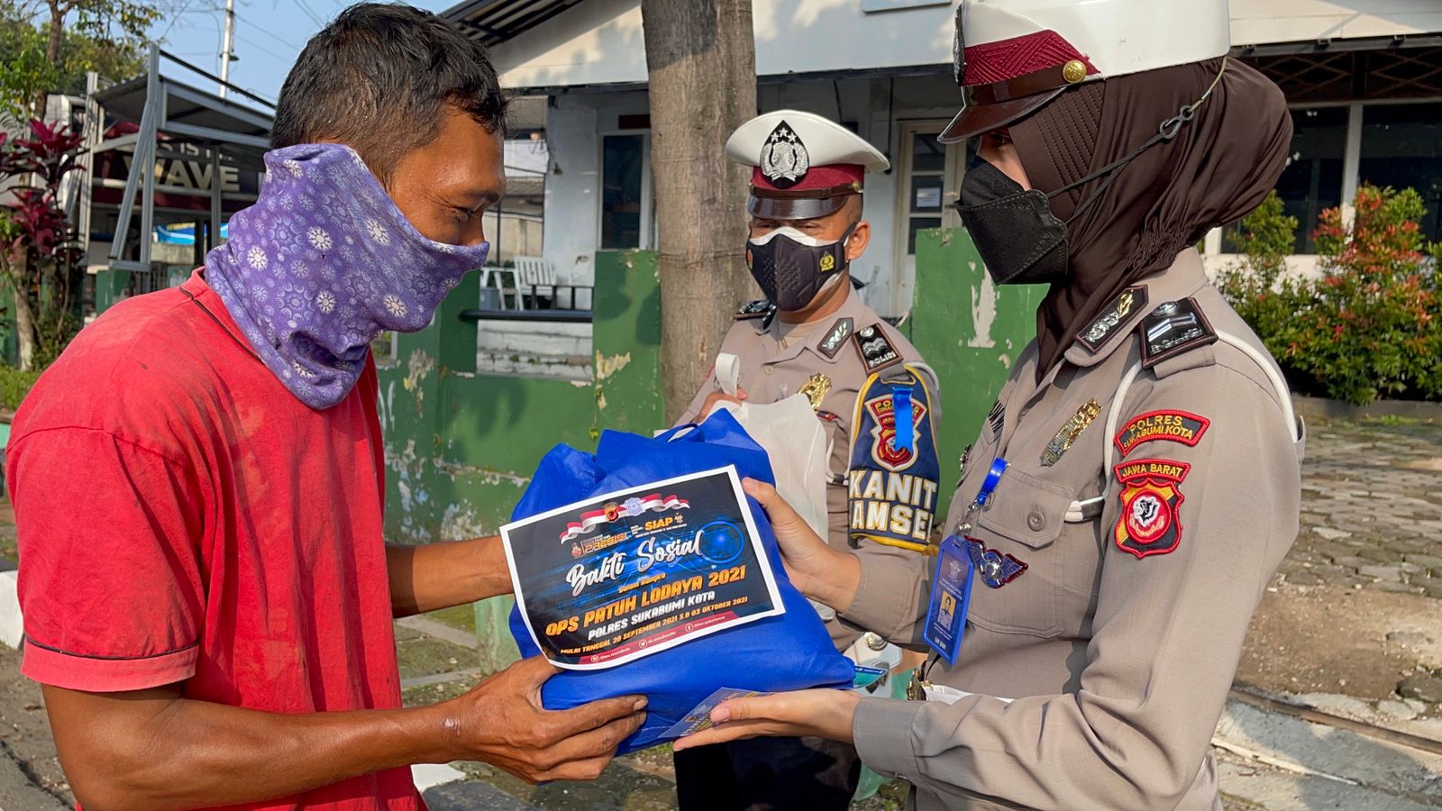 Polri Bagikan Sembako, membantu meringankan beban warga masyarakat