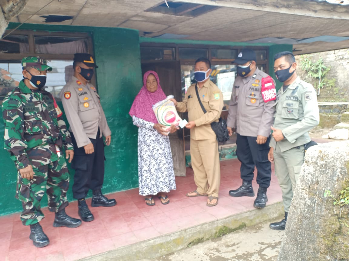Polres Subang Salurkan Bansos 60  Paket Sembako Kepada Warga Dimasa PPKM