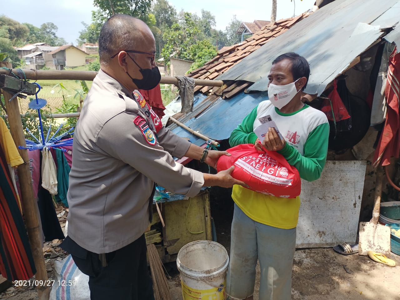 Polri Salurkan Bansos dari Bratasena Akabri 1996 kepada Warga Terdampak Covid-19