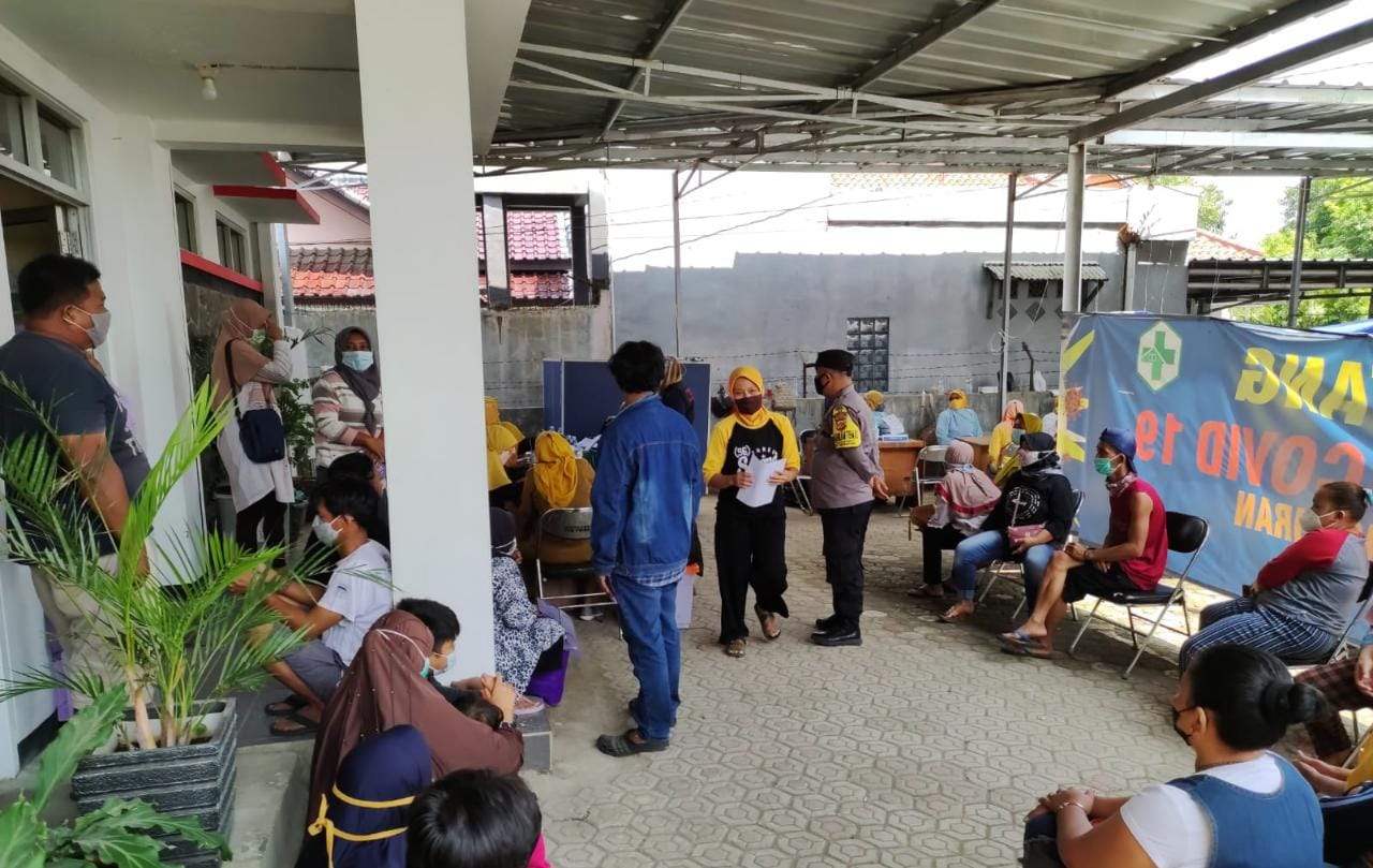 Kabid Humas Polda Jabar : Berikan Rasa Nyaman, Anggota Polisi Monitoring Pelaksanaan Vaksinasi
