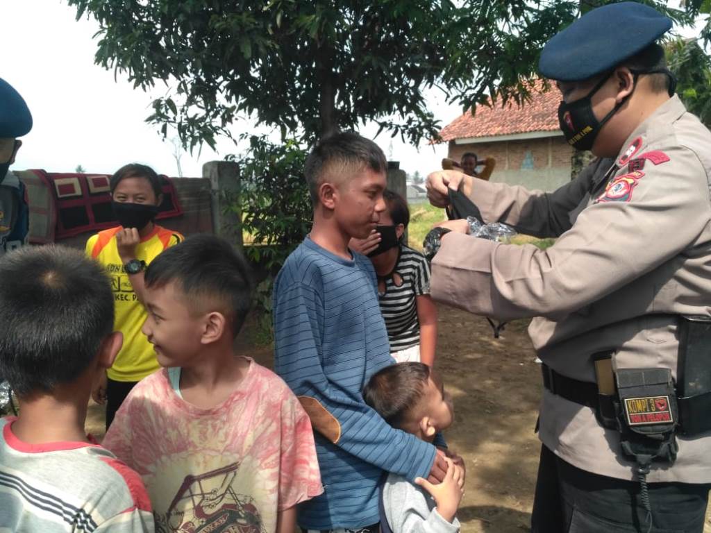 BAGIKAN MASKER GRATIS, WUJUD BHAKTI SAT BRIMOB POLDA JABAR UNTUK WARGA