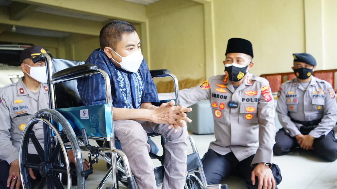 Polisi Terus Bagikan Bansos Dan Kursi Roda Di Cipatat