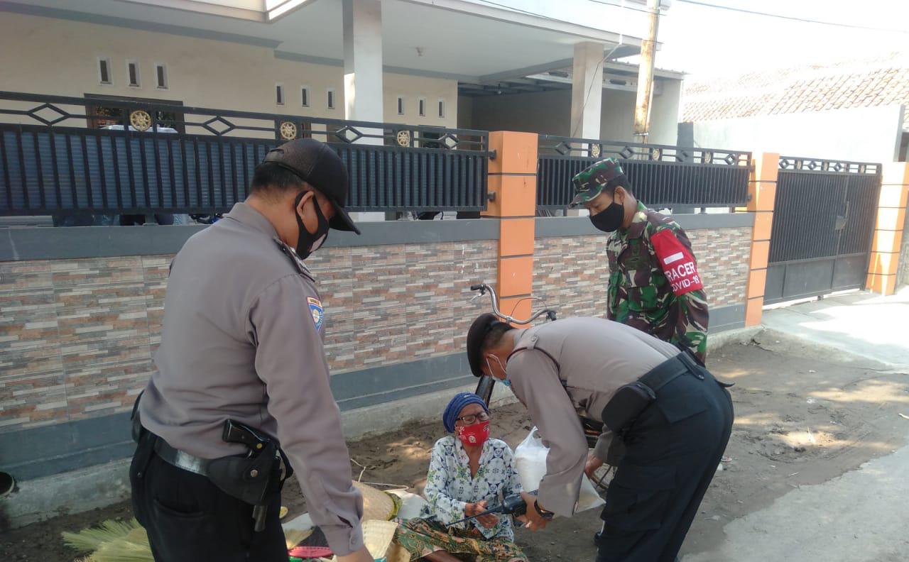 TNI - Polri Bersinergi bagikan Bansos kepada Warga Terdampak Pandemi Covid-19
