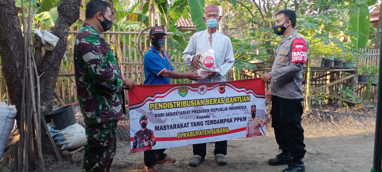 POLISI BAGIKAN BANSOS SEMBAKO KEPADA WARGA TERDAMPAK COVID-19