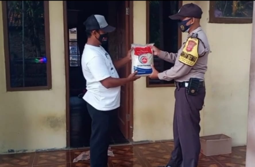 DOOR TO DOOR POLISI BAGIKAN BANSOS KE WARGA KURANG MAMPU