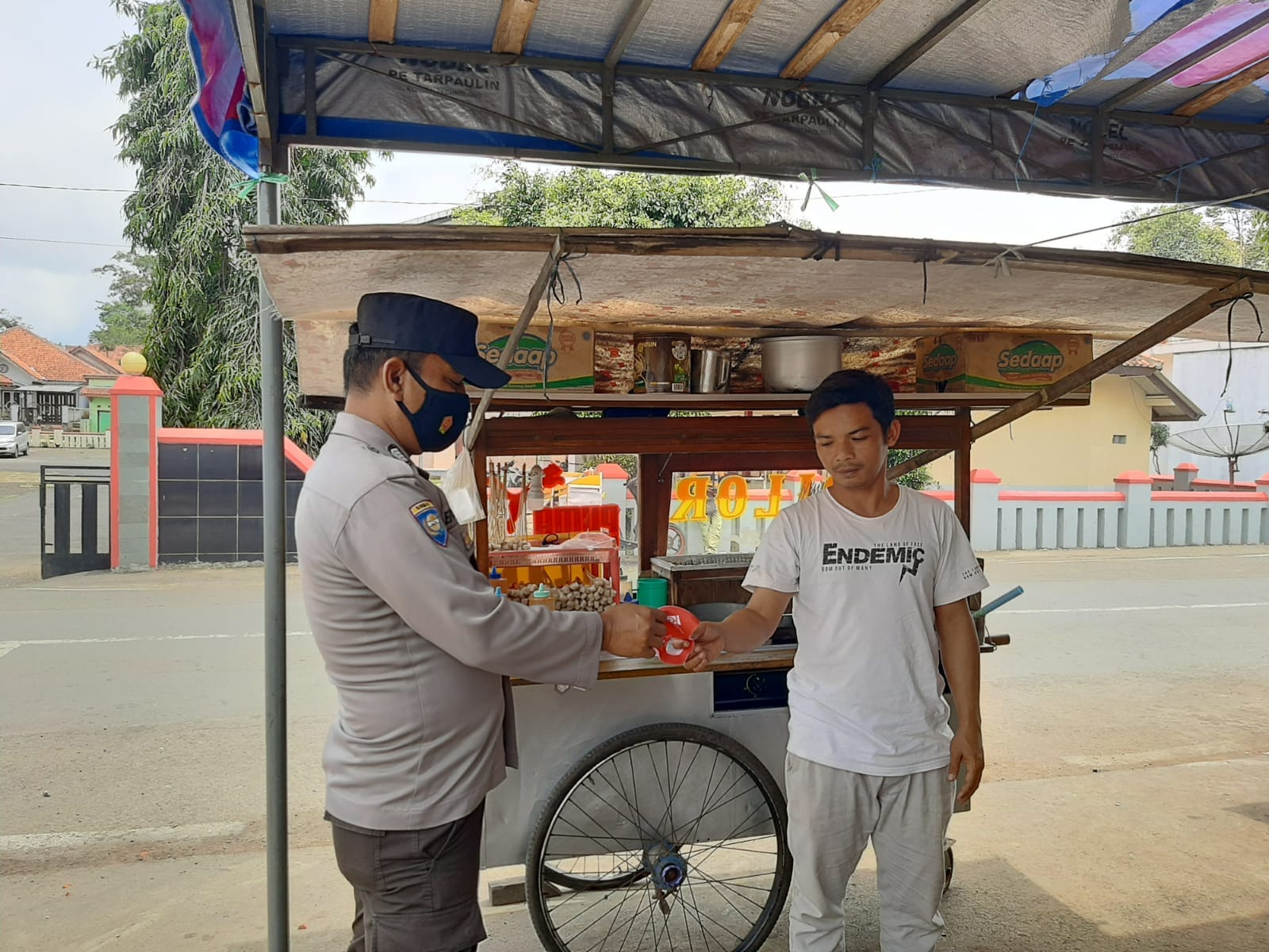 Polisi Sambangi Pedagang, Himbau Prokes Dan Bagikan Masker