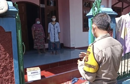 Polisi Beri Bansos Paket Sembako Kepada Warga Isoman Covid-19