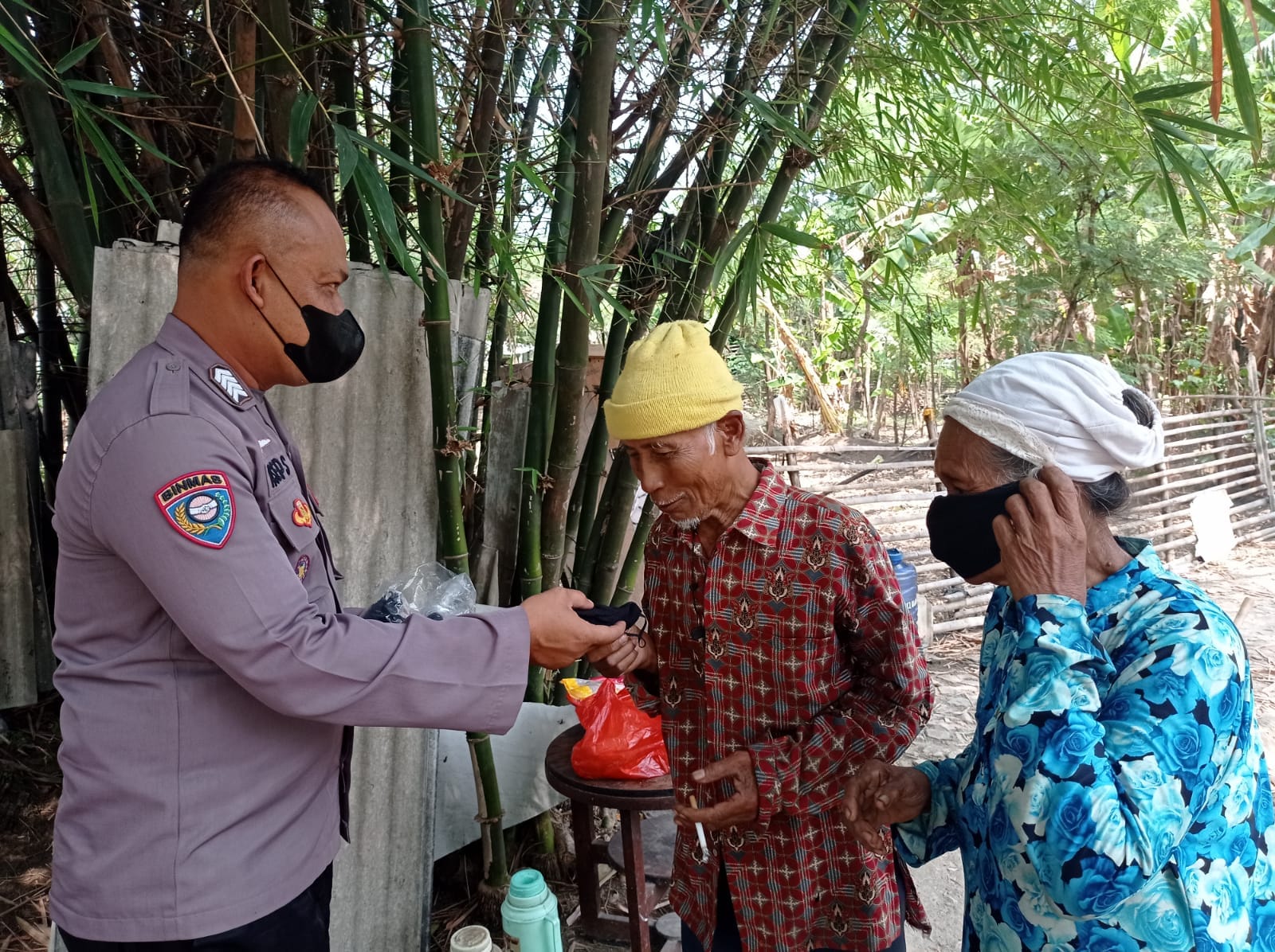 Tekan Penyebaran Covid -19, Melalui Sambang, Polisi Bagikan Masker Kepada Warga Binaan