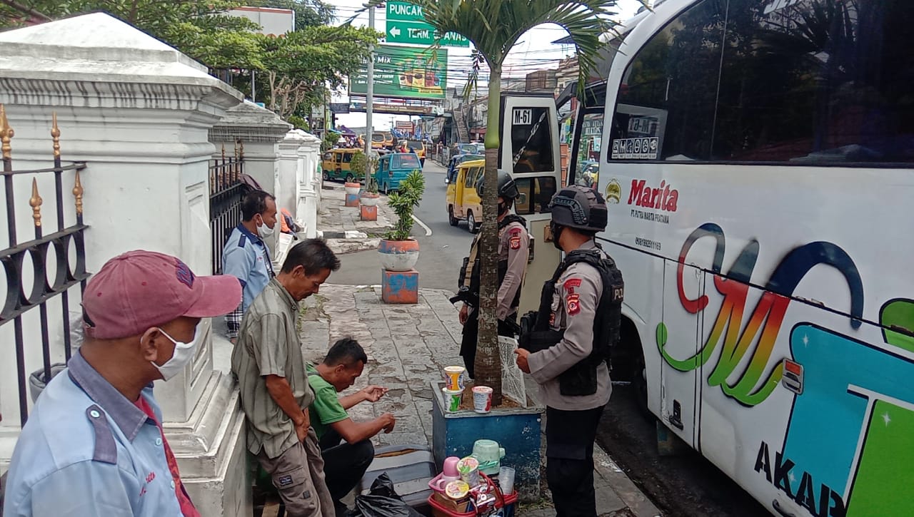 Sat Brimob Polda Jabar Berikan Edukasi Prokes Kepada Pedagang Asongan Sambil Bagikan Masker