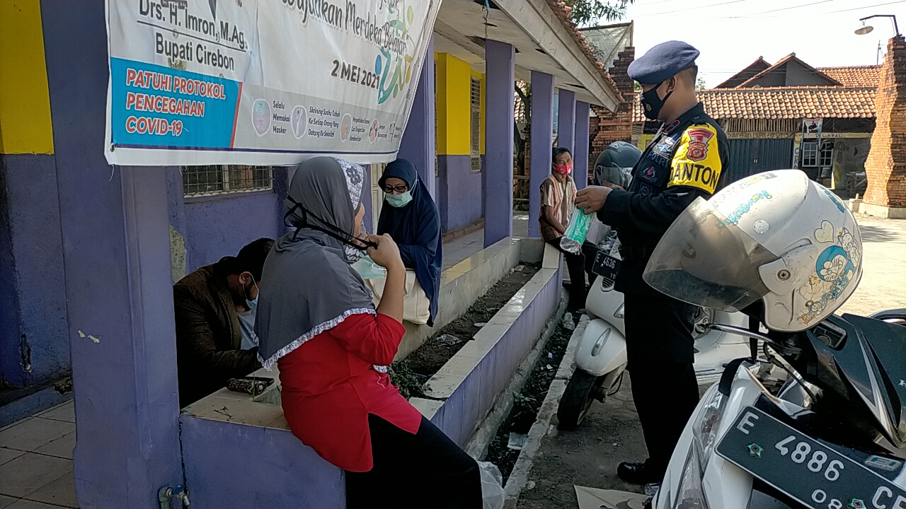 PEDULI KESEHATAN WARGA WINONG, SAT BRIMOB POLDA JABAR BAGIKAN MASKER