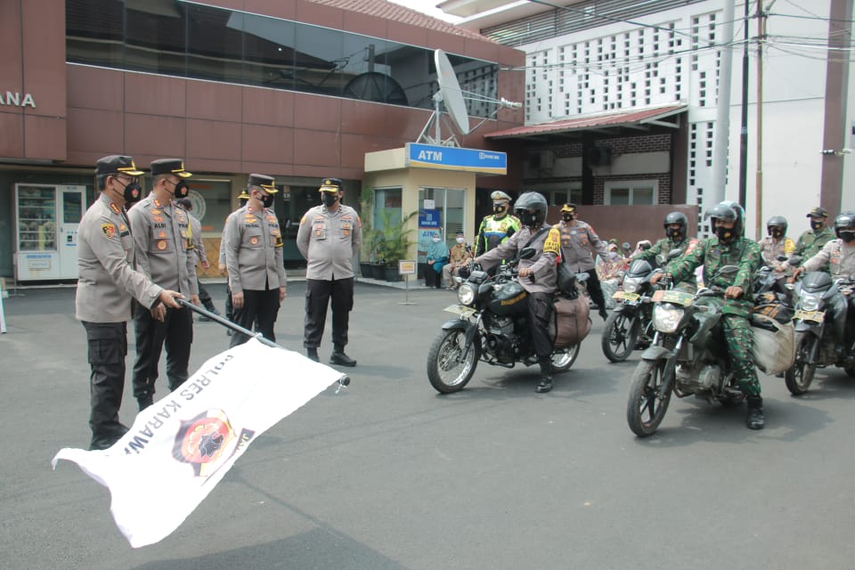 Rangkaian HUT TNI ke 76, Alumni AKABRI '89 Gelar Bansos Di Karawang