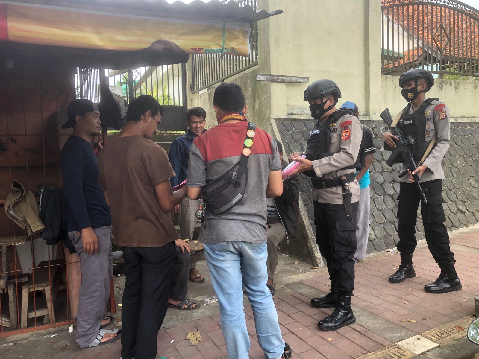 BAGI-BAGI MASKER GRATIS, WUJUD KEPEDULIAN SAT BRIMOB POLDA JABAR KEPADA WARGA CIPANAS