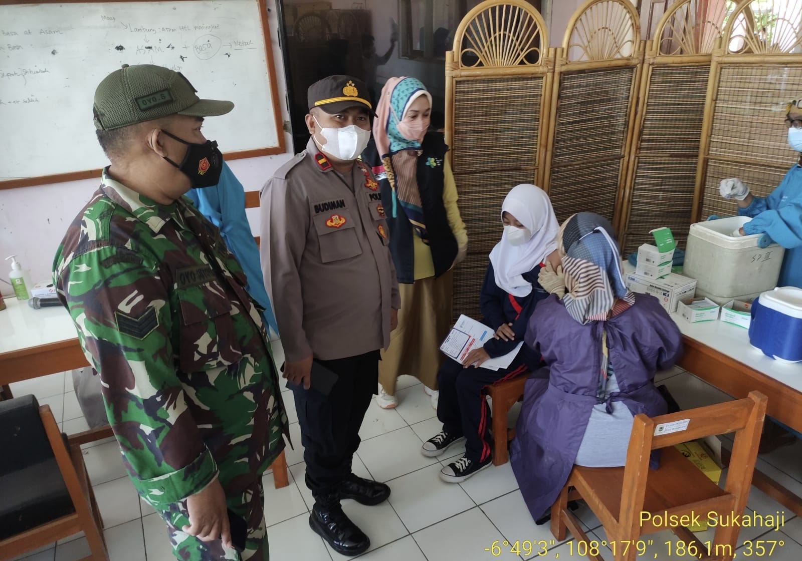 Polri Pantau Pelaksanaan Vaksinasi Covid 19 Tahap I Di SMPN 1 Sukahaji