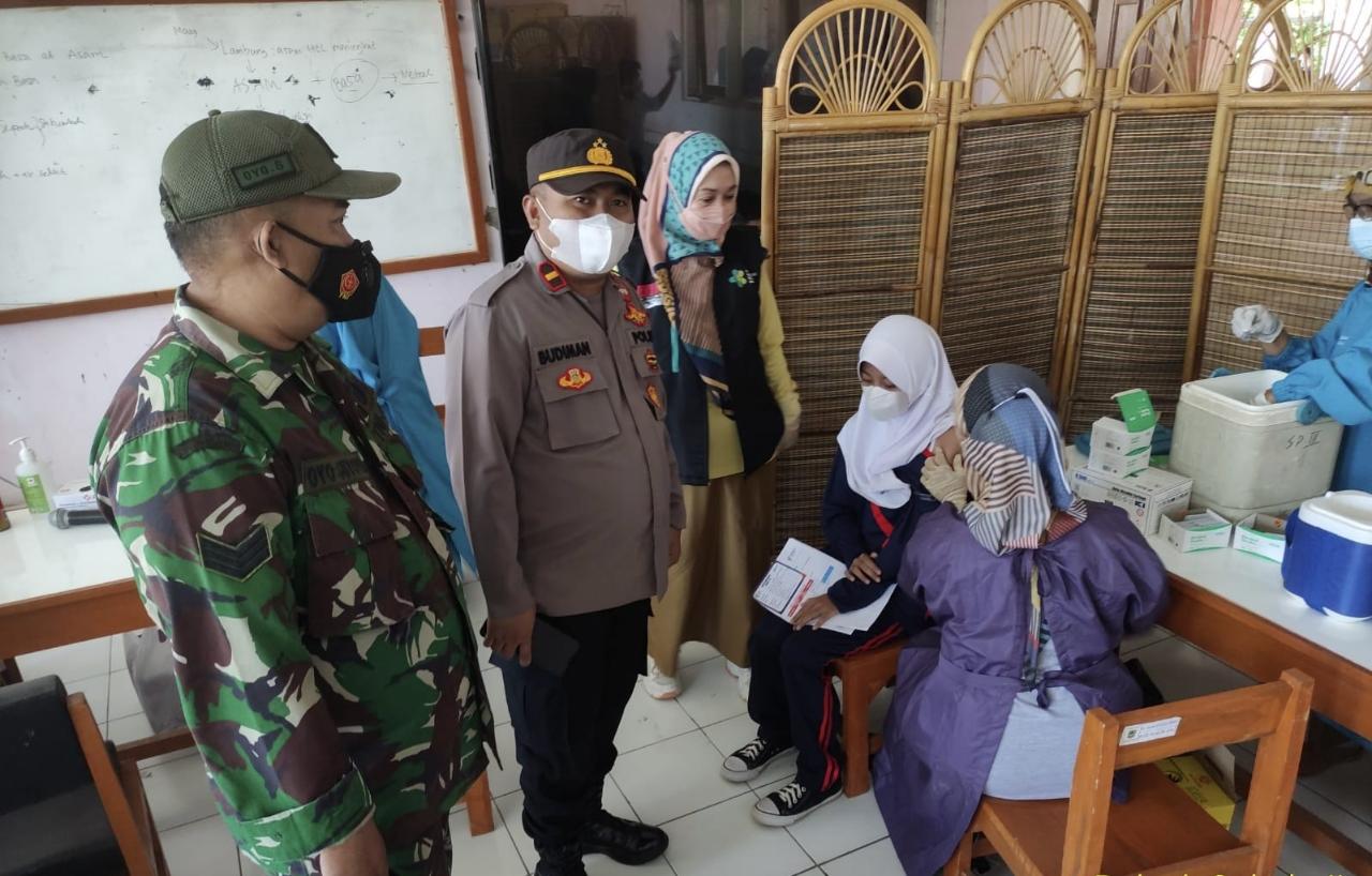POLISI PANTAU PELAKSANAAN VAKSINASI COVID 19 TAHAP I DI SMPN 1 SUKAHAJI