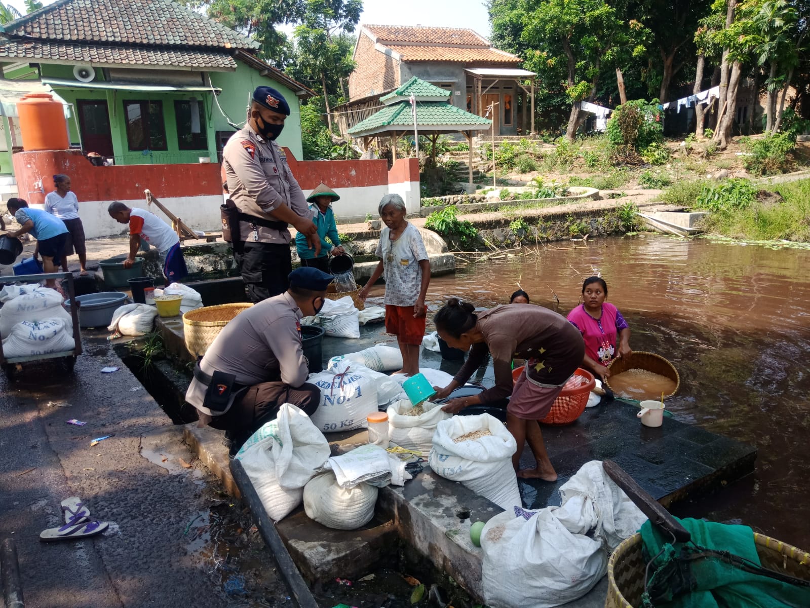 SAT BRIMOB POLDA JABAR BERI HIMBAUAN PROKES KE KAMPUNG TANGGUH CIREBON DAN BAGI BAGI MASKER
