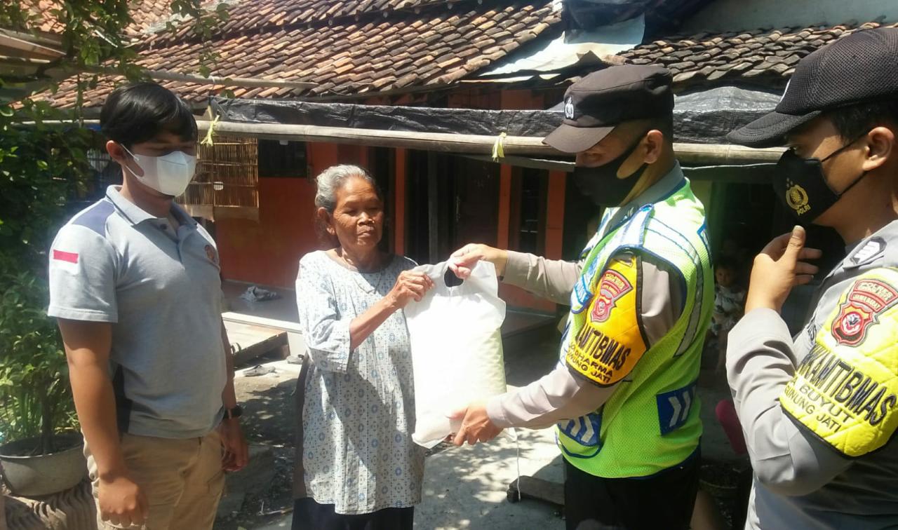 POLISI PEDULI, BAGIKAN BANSOS PAKET SEMBAKO KEPADA WARGA KURANG MAMPU