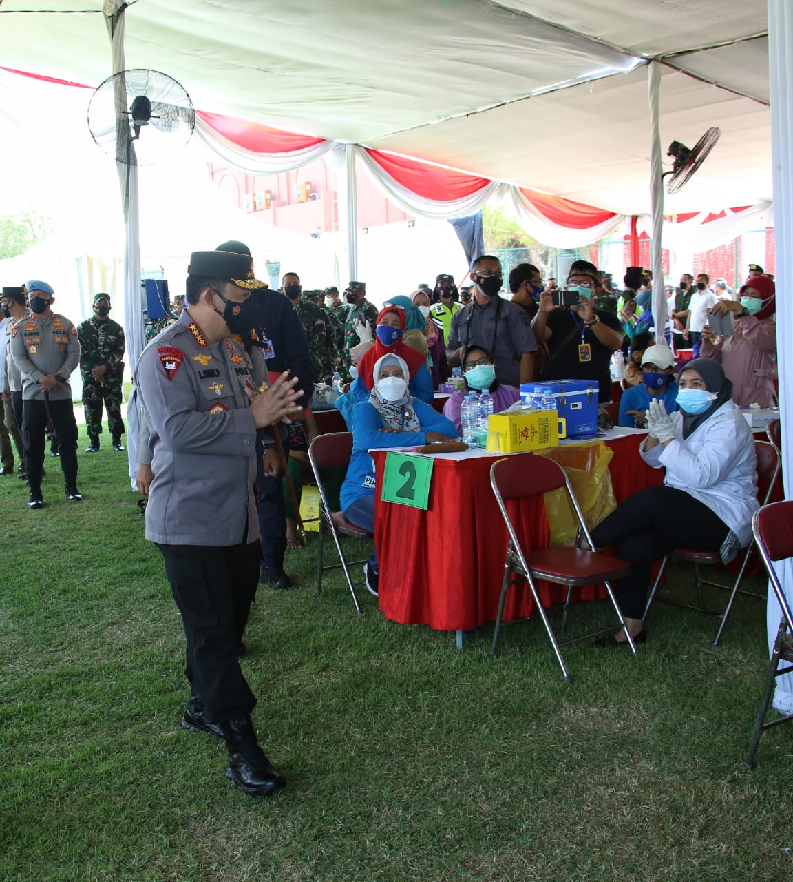 Tinjau Vaksinasi di Surabaya, Kapolri: Datangi dan Layani Warga yang Ada Di Titik Tak Terjangkau