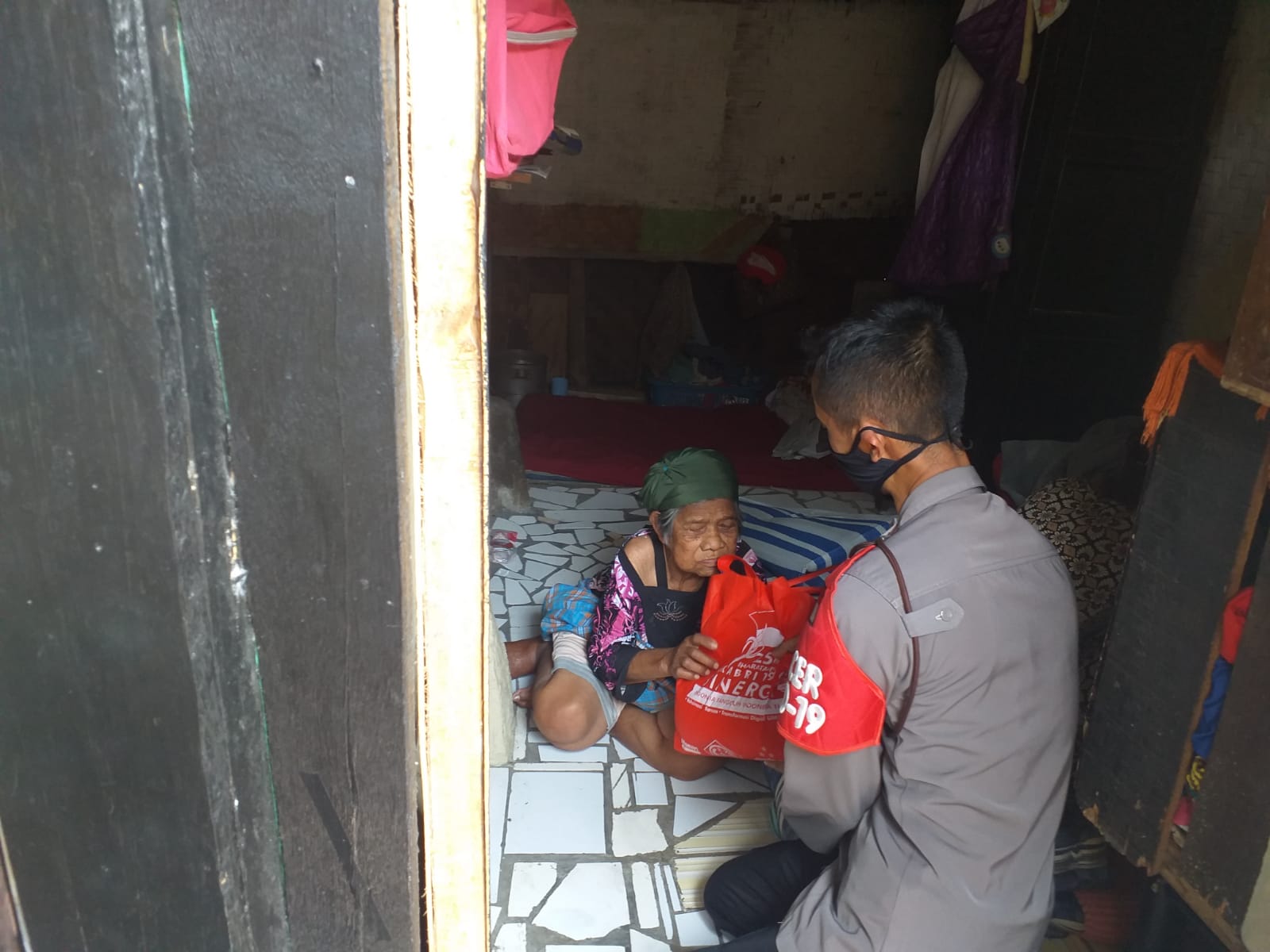 JUM'AT BERKAH POLISI SALURKAN BANSOS DARI ALUMNI AKABRI 96 BHARATASENA BAGI WARGA YANG MEMBUTUHKAN