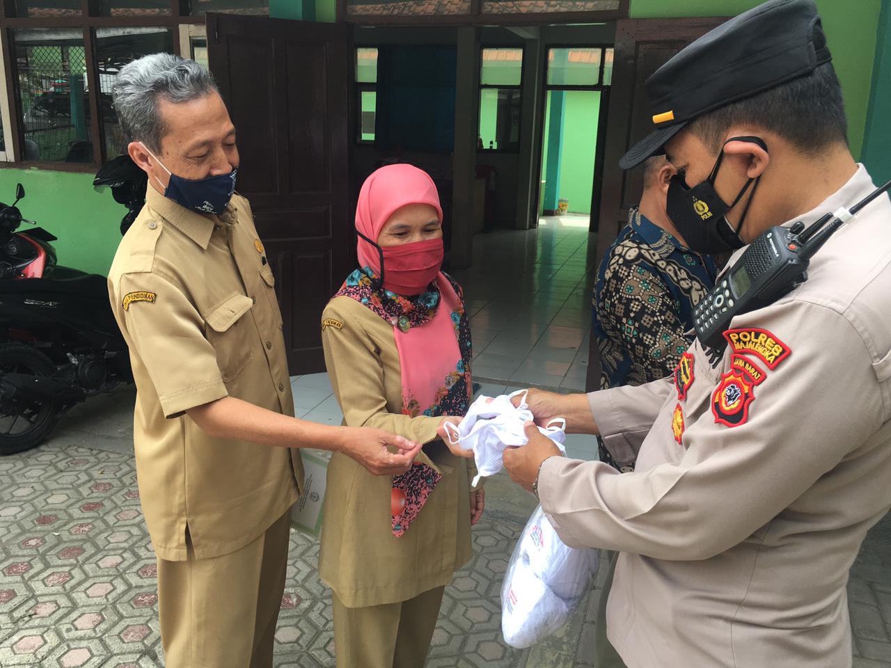 Polisi Sambangi Sekolah, Bagikan Masker Dan Berikan Imbauan Prokes Covid-19