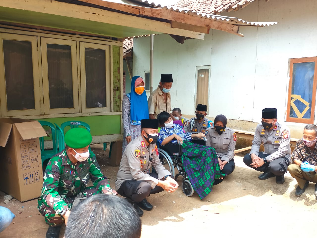 Weekend Tak Halangi Untuk Berbagi, Polisi Bagikan Bansos Sembako Di Kecamatan Cipeundeuy