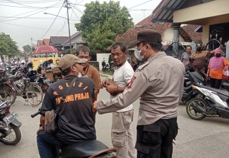 Cegah Penyebaran Covid-19, Polisi Berikan Himbauan Prokes Dan Bagikan Masker