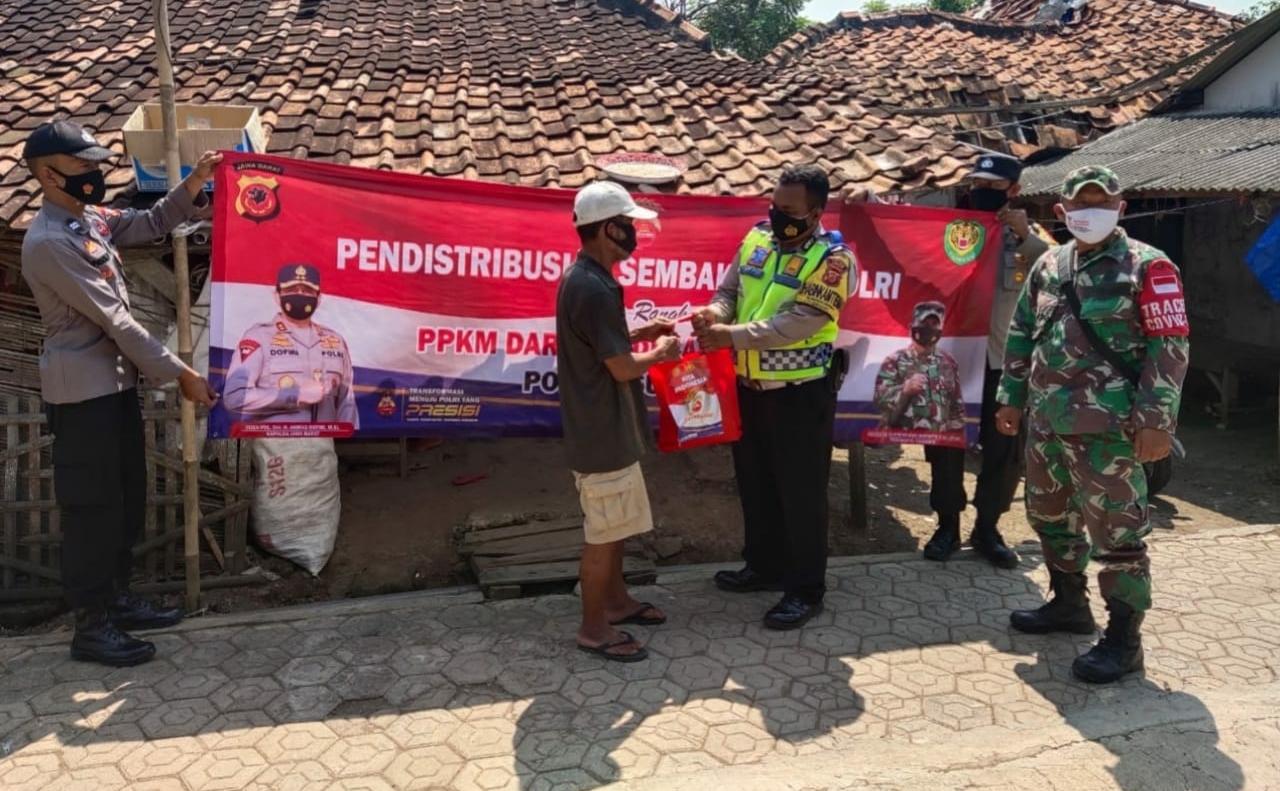 Bantu Warga Dimasa PPKM, Polisi Terus Bagikan Bansos Sembako Secara Door To Door Di Subang