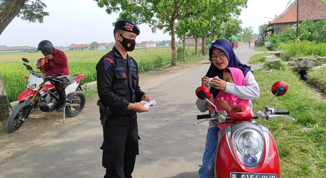 Sat Brimob Polda Jabar Sosialisasikan Prokes Dan Bagikan Masker Gratis Kepada Warga Winong