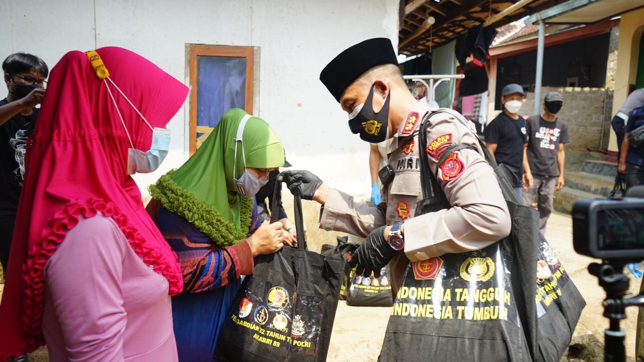 Penuh Keikhlasan Tinggi, Polisi Beri Bansos Kepada Masyarakat Yang Membutuhkan