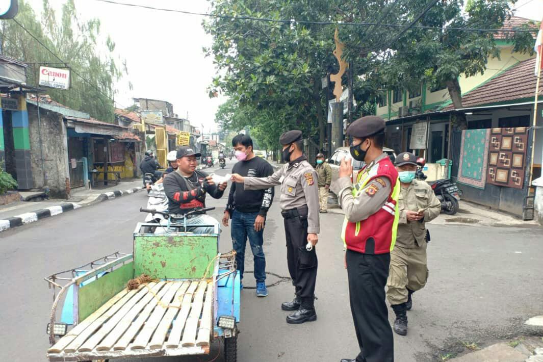 POLISI BAGI-BAGI BANSOS SEMBAKO UNTUK WARGA KURANG MAMPU