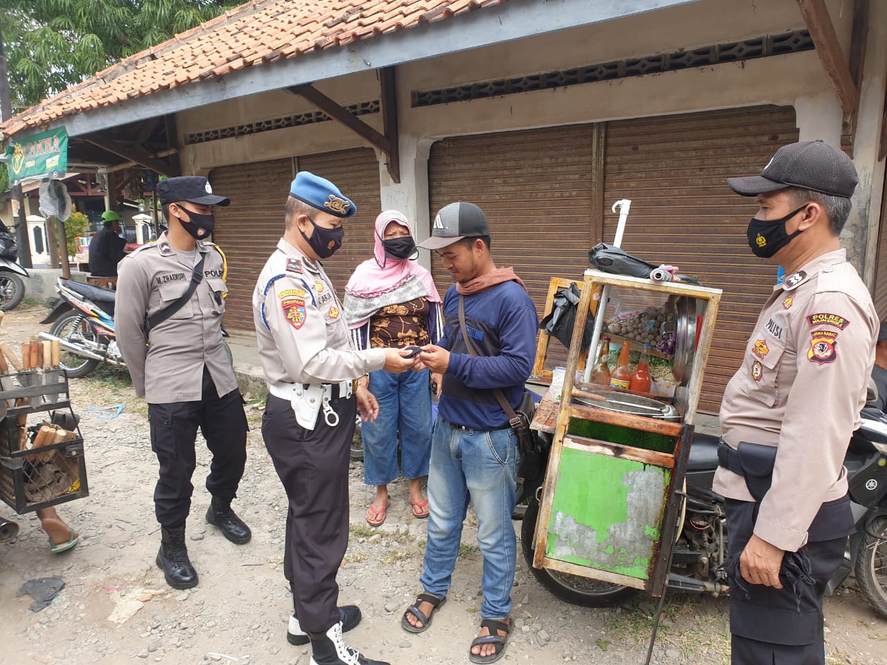 EDUKASI PROKES DI LOKASI PASAR, POLISI BAGIKAN MASKER GRATIS