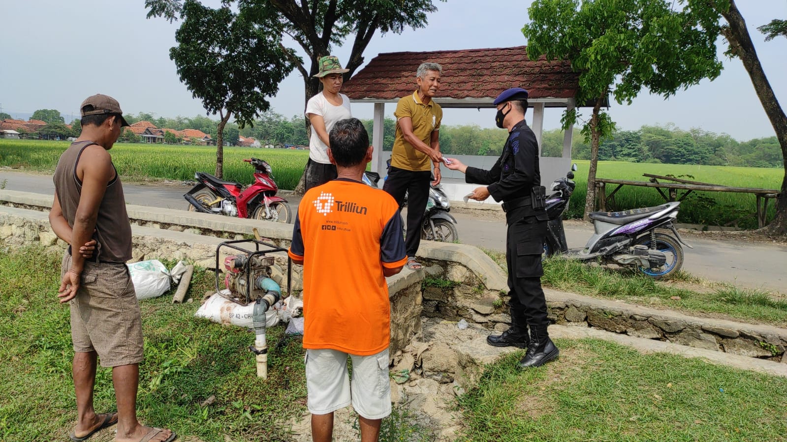 Sat Brimob Polda Jabar Bagikan Tips Pakai Masker Yang Benar