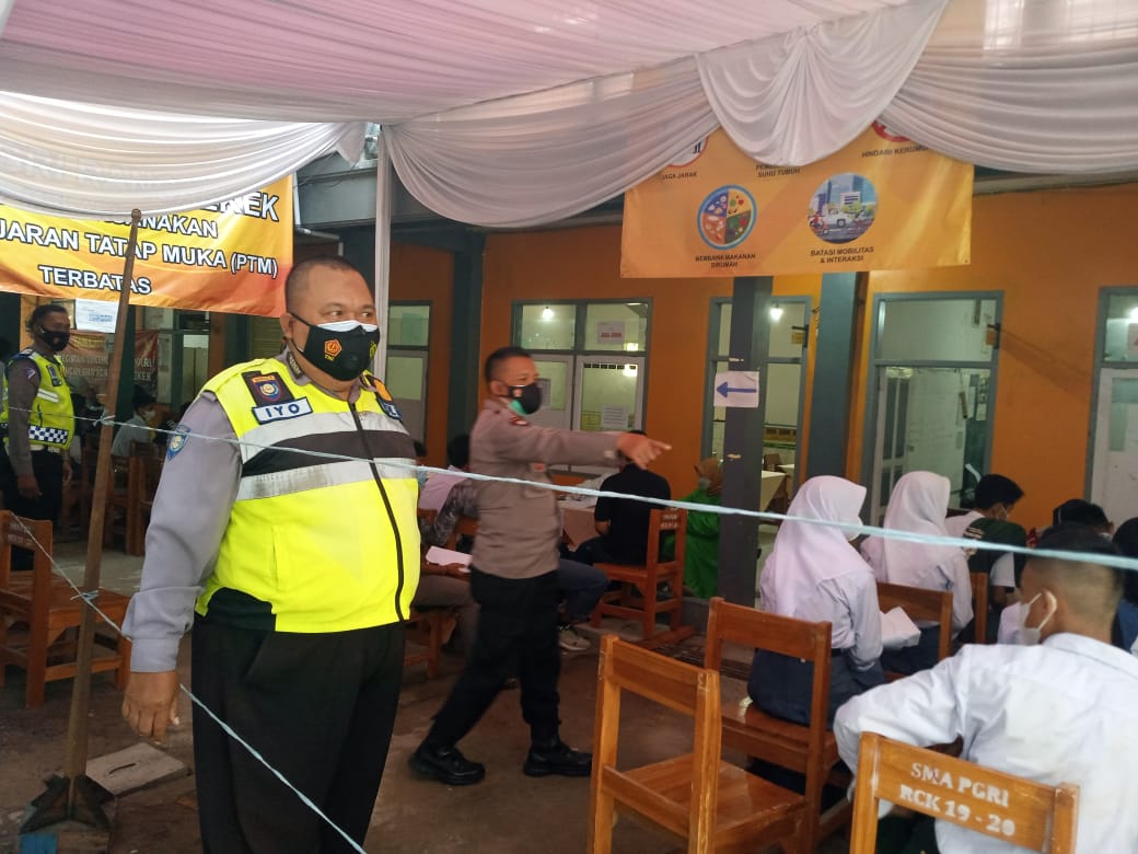 Gerai Vaksin Presisi Polri Digelar Polisi Untuk Siswa Dan Tenaga Pengajar SMA PGRI Rancaekek
