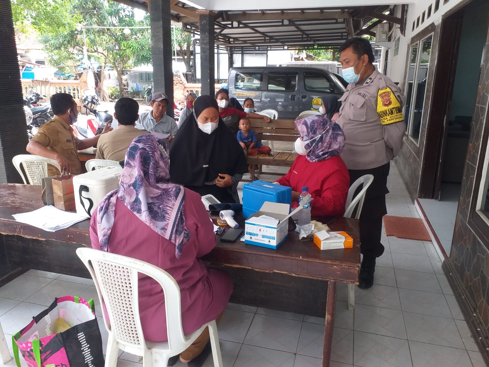 MONITORING VAKSINASI, POLISI HIMBAU WARGA TERAPKAN PROKES 5M