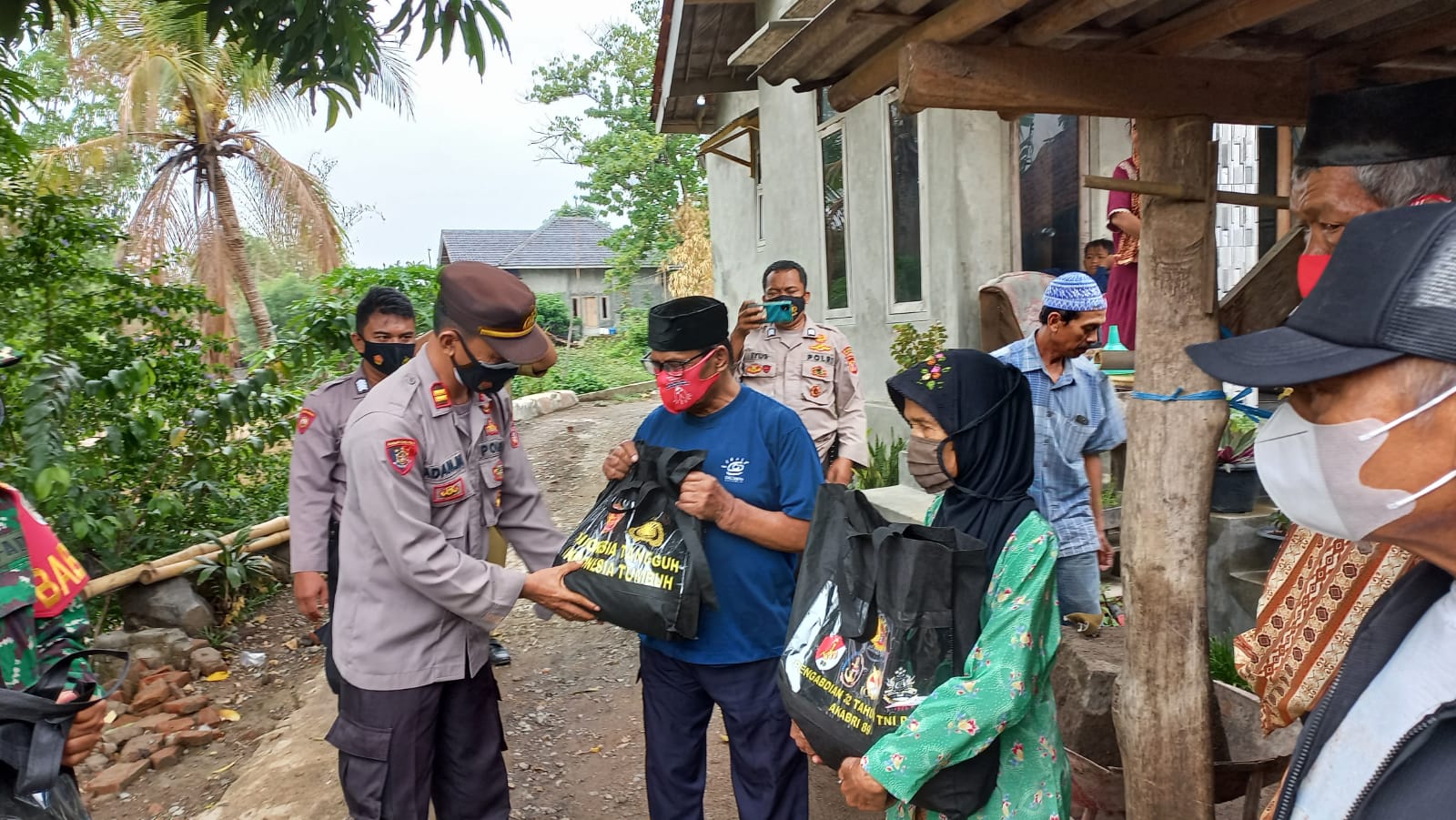 POLRI SALURKAN RATUSAN BANSOS SEMBAKO DARI TARUNA AKABRI 1989 BAGI WARGA JOMPO