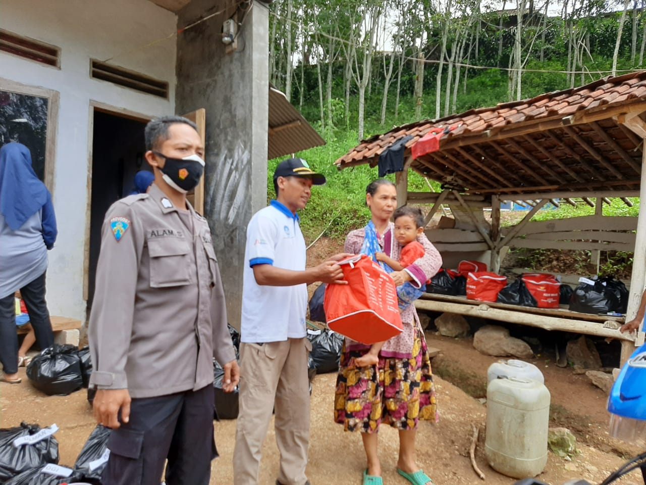 TNI POLRI DAMPINGI KADES TEGALEGA SALURKAN BANSOS
