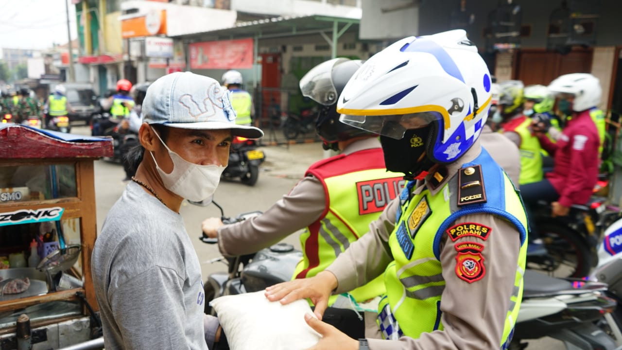 SINEGRITAS TNI-POLRI TERLIHAT KETIKA MEMBERIKAN BANSOS