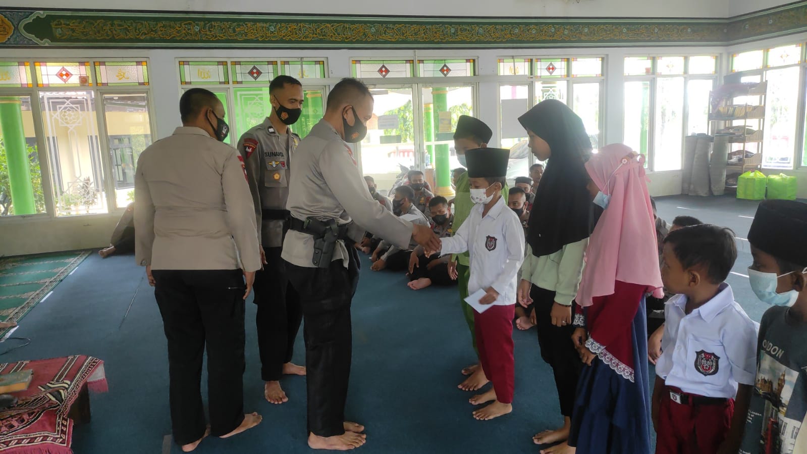 PERINGATI MAULID NABI MUHAMMAD, SAT BRIMOB POLDA JABAR BAGI-BAGI BANSOS KEPADA ANAK YATIM