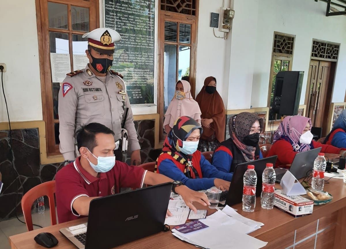 Kabid Humas Polda Jabar :<br>Kejar Target Vaksinasi Covid-19 1000 orang, Polisi Antar Jemput Warga Untuk Vaksinasi