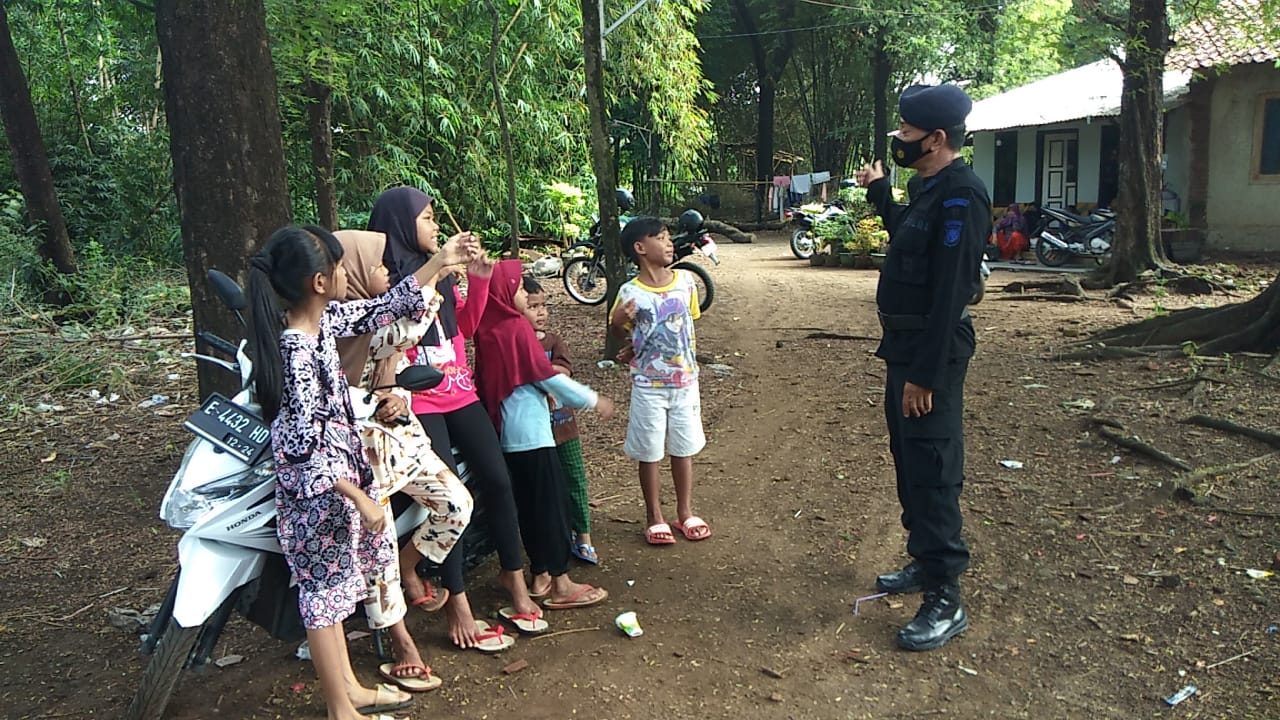 Tak Kenal Lelah, Sat Brimob Polda Jabar Sampaikan Prokes Kepada Anak - Anak Serta Bagikan Masker