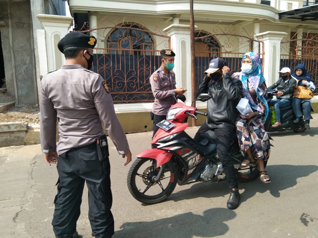 Tak Kenal Lelah, Sat Brimob Polda Jabar Sampaikan Prokes Kepada Anak - Anak Serta Bagikan Masker