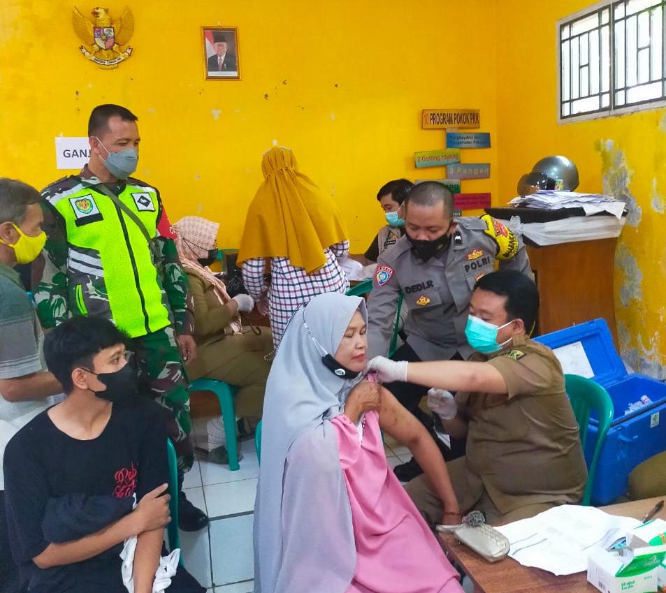 POLISI BERSAMA TNI MOBALISASI WARGA DEMI PERCEPATAN VAKSIN