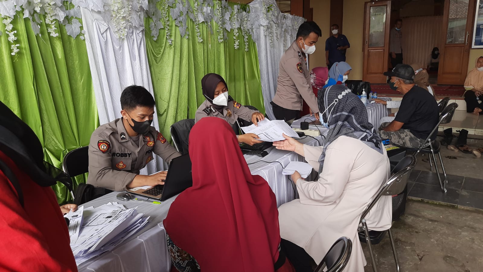 Kabid Humas Polda Jabar : Ratusan Warga Antusias Ikuti Gerai Vaksin Presisi Polri