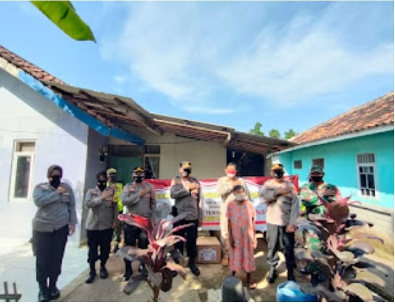 KABID HUMAS POLDA JABAR: PEDULI MASYARAKAT, POLISI DISTRIBUSIKAN BANSOS SEMBAKO KEPADA WARGA SUBANG