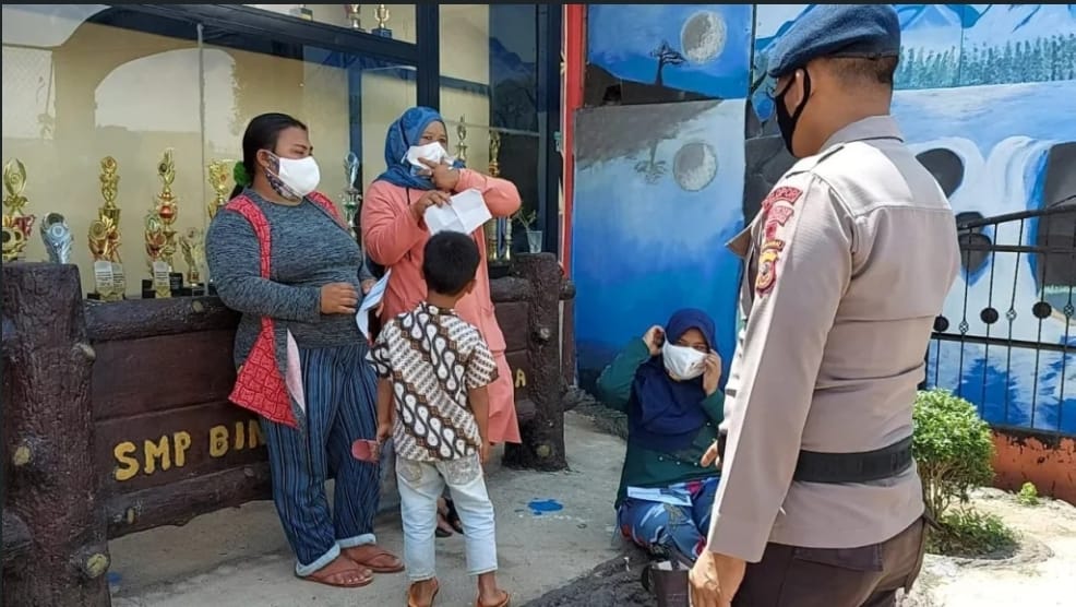 SAT BRIMOB POLDA JABAR AMANKAN GIAT VAKSINASI MASSAL DI CIKANCUNG