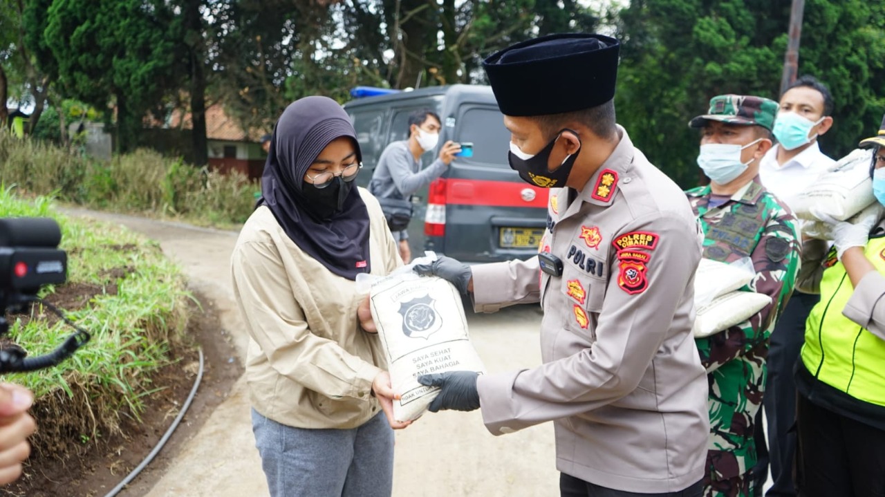 Di Cimahi, Polisi dan TNI Tak Hentinya Bagikan Bansos Paket Beras Kepada Masyarakat Terdampak Covid-19