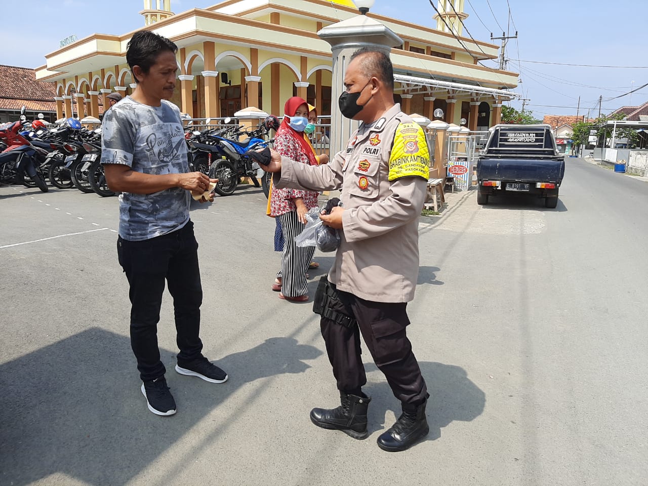 POLISI TERUS LAKUKAN OPS YUSTISI BERIKAN HIMBAUAN CEGAH COVID-19 DAN BAGIKAN MASKER